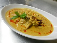 脱皮直後のワタリガニに衣を付けて二度揚げ。カレー粉で炒め卵でとじました。 実はカレー粉よりも"ナムプリックパォ(チリインオイル)"が重要な味の決めてで、貝柱や干し海老などの旨みがたっぷり。これは病みつき。