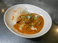 レッドカレーをより濃厚に炒めて詰めたより濃厚な仕上がりのソース。マレーシアのペナン島あたりが発祥の地とされタイに伝わったと言われるタイ南部料理です。ココナッツシュガーを加わえた少し甘いテイスト。