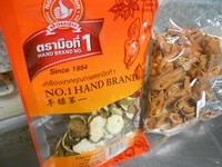 こぶみかんの乾燥果皮とナツメグの乾燥仮種皮。 耳慣れない食材ですが、タイカレーペースト作りに欠かせません。とは言え、どちらも国内での調達が困難で、この乾物だけはタイからの直輸入に頼っております。