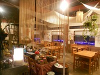 テーブル席×7卓、小上がり×3卓でゆったり目に座って約40席。　小上がり(板の間)は一本流しにすれば16名様まで座れます。(個室的な空間ではありません)