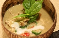 素材から作るペーストは本場仕込みの辛さです!  タイ料理の極意「マイペット・マイアロイ(辛くなければ美味しくない)」の言葉通りに仕上げております。