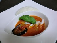 グリーンカレーは生唐辛子、レッドカレーは乾燥唐辛子をベースにペーストを作ります。 当店では3種類の乾燥赤唐辛子を配合し、各種タイハーブと合わせて基本ペーストを作り、ココナッツミルクを加えて仕上げます。