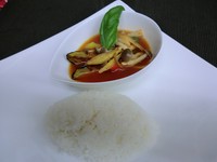 ココナッツミルクを使わないタイ北部のカレーです。便宜上カレーと表現しておりますが、実際は汁っぽい仕上がりで辛さもダイレクト、ハーブの風味もしっかりと出てきます。 辛いけど味わい深い、これがタイの魅力。