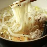 あっさりの豚骨ダシにレモンの風味を効かせました。米麺は3mｍのセンレック、コシもあるタイ屋台麺仕様を使っています。