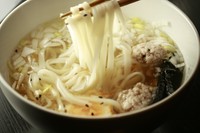 あっさりの豚骨ダシにレモンの風味を効かせました。米麺は3mｍのセンレック、コシもあるタイ屋台麺仕様を使っています。