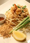 タイを代表する麺料理。 タマリンドの濾し汁とココナッツシュガーを煮込んだソースがお米の麺と卵に絡み、砕いた落花生や粉唐辛子を混ぜ、レモンを搾りかけてお召し上がりください。