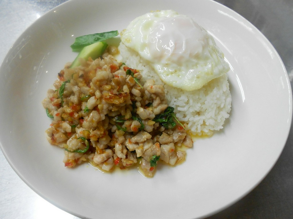 ガパオライス(豚ひき肉のバジル炒め、目玉焼きのせ)