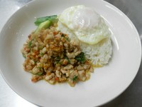 中華系とタイスタイル系の大きく2系統のタイプがあり、当店は後者。唐辛子とガーリックをしっかりと炒め、甘さは控えめ。ガパオの入荷が無い場合はスゥィートバジルでの対応。プリックナンプラー用意してあります。