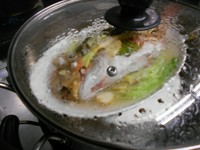 鯛などを下処理し、紀州梅とタイハーブ、レモン、ナンプラーなどとともにスープを加えて蒸します。
梅肉と酸味の効いた大変美味しい魚料理です。
通常は準備しておりませんので、前日までのご予約にて承ります。