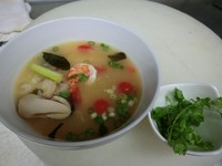 タイ人はよくご飯をトムヤムクンのスープに浸して食べたりしますが、これが実に美味しい！　トムヤムクンのスープでお粥に......これマジで美味い。