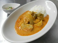 タイというよりインド風のイメージが強く、カルダモンやシナモン、ローリエなどの風味が加わった日本人の口によく合うカレーです。そこにタマリンドの酸味が加わりタイのテイストに。現在オンメニューしていません。