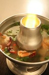 透明タイプのスープ「トムヤムクン・ナームサーイ」です。 ハーブ素材の風味をしっかり楽しめるクラシカルなトムヤムクンです。辛さは調整できます。 勿論、赤いタイプ(ナムコン)もございます。