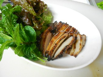 コームーヤーン(豚喉肉の網焼き、辛酸っぱいソース添え)