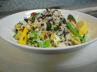 栄養価豊富なタイ産黒玄米「ライスベリー」とジャスミンライスをミックスしてヘルシーな炒飯に。