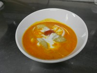 タイ南部の料理ですが、タイ人もあまり食べない日本人と外国人に人気のほとんど辛くないカレーです。ターメリックを使った、インドや日本のカレーに比較的近いタイプで食べやすい。
ライスは別料金となります。