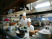 会員制ホテル時代から延べ13年間日本で共に働いた両氏。タイ在住時代は、ガイヤーン専門店、レストラン、ホテルに従事していた調理人一筋バンコック出身の夫婦。この二人の味を引き継いでおります。