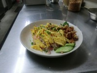 ちょっとクセのあるシュリンプペーストは火を通すことで旨みのある味わいに変化。 錦糸卵、ホムデンとともにレモンを絞りかけてお召し上がりください。