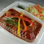 レッドカレーにココナッツシュガーとバイマックルーを加えて少し煮詰めます。 メチャクチャ美味しい！