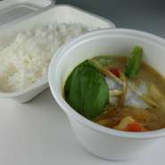 もちろん100%自家製のグリーンカレーです!
生唐辛子を使っているせいか巷ではかなり辛いということです。