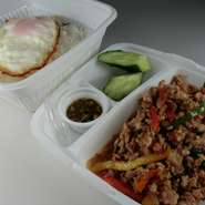 タイ料理の定番！ 荒微塵切りにした豚肉と自家製パッカパォソースが織りなす病みつきの一品。半熟卵添え。