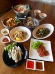 前日までのご予約で、お一人様￥3,500(税込&yen;3,850)からご予算に応じて承ります。料理はシェアスタイルです。