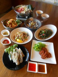 前日までのご予約で、お一人様￥3,500(税込&yen;3,850)からご予算に応じて承ります。料理はシェアスタイルです。