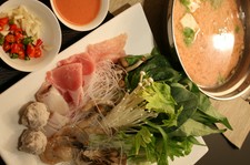 豆腐を発酵させた調味料「腐乳」がベースの赤いスープ。アロイ!
