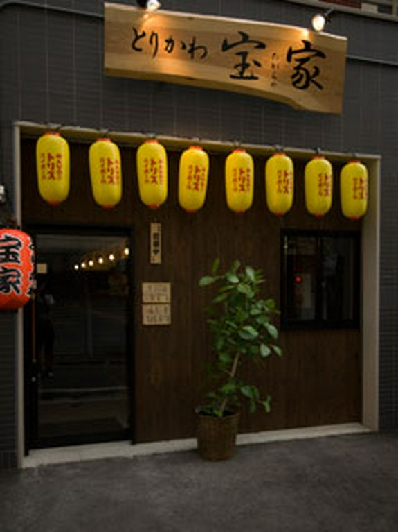 春吉の路地裏にお店はあります。