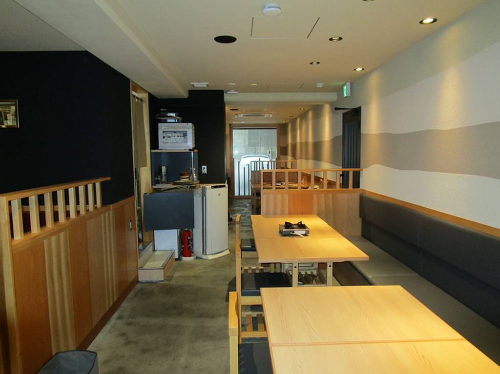 ベンチソファのテーブル席で。