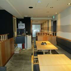 ベンチソファのテーブル席で。