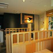 博多駅筑紫口より歩いてすぐの当店で『すきやき風もつ鍋』堪能してください。
定番の醤油や味噌という二択ではない新しい定番をいただいてもらうことで、いつもと違う会食になれれば幸いです。