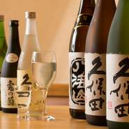 木の質感をいかした、すっきりとしたテーブル席。たまには活気あふれる『もつ鍋』デートなどいかがでしょう？　大人から子供まで、人気の高い『もつ鍋』を囲めば、語らいも楽しく弾むはず。