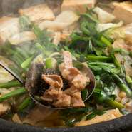 人気も高い新潟の銘酒「久保田」は百寿、紅寿、万寿、千寿、碧寿、翠寿と6種類が用意されていて、久保田好きにはたまらないラインナップです。他にもこだわりの日本酒が揃っているので、『もつ鍋』と共にどうぞ。