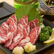 程よくサシが入った、上質な霜降りの馬肉の刺身。新鮮だからこ味わえる至極の逸品です。