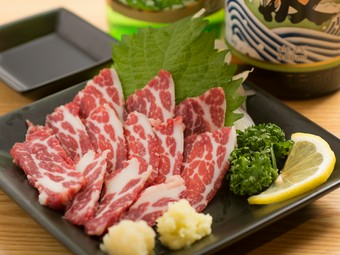 熊本から入荷する新鮮な『馬刺し』