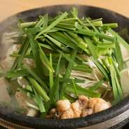 すき焼き風のダシでいただく上質な『もつ鍋』。濃厚なタレが「もつ」や野菜、豆腐などに浸み込んだ絶妙な味わい。