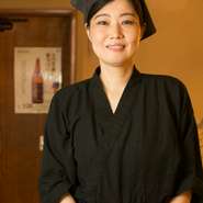 山野直子。福岡県出身。 
接客の仕事について10年。お店の衛生責任者として、お客様に安心して料理を召し上がっていただけるよう様々な心配りをしています。忙しい時は大変ですが、
スピード感を持って、お待たせせずに料理を提供し、お客様に「美味しかった」と心も体もホット温まって頂けたら嬉しいです。 
