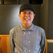 藤野正樹。福岡県出身。 
鍋をおつくりする際、お客様との距離が近いので、ダイレクトにお客様の反応やお言葉をいただく機会があります。
料理人として美味しさはもちろん、気配り、心配りを大切に、居心地の良い接客を出来るよう心がけています。
お客様に喜んで頂けるおもてなしができればと思います。 
