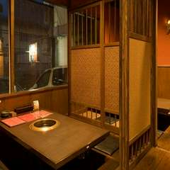 和風の店内は掘り炬燵式、人数に合わせた個室もご用意できます。