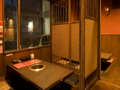 和風の店内は掘り炬燵式、人数に合わせた個室もご用意できます。
