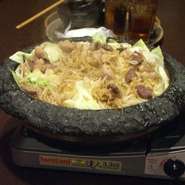 食材の旨味を壊すことなく、引き出すことができる石鍋。自慢の一品です。