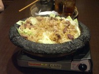 食材の旨味を壊すことなく、引き出すことができる石鍋。自慢の一品です。