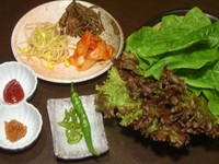 きざみ青唐辛子／ナムル大豆モヤシ、ゼンマイ／キムチ／コチュジャン／ニンニク味噌　付き