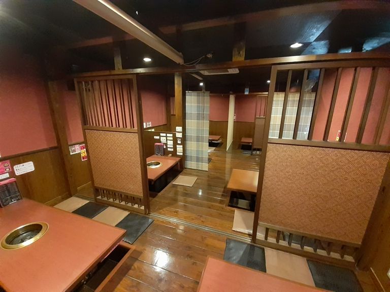 ゆったりくつろげる広々空間、全席掘り炬燵式。