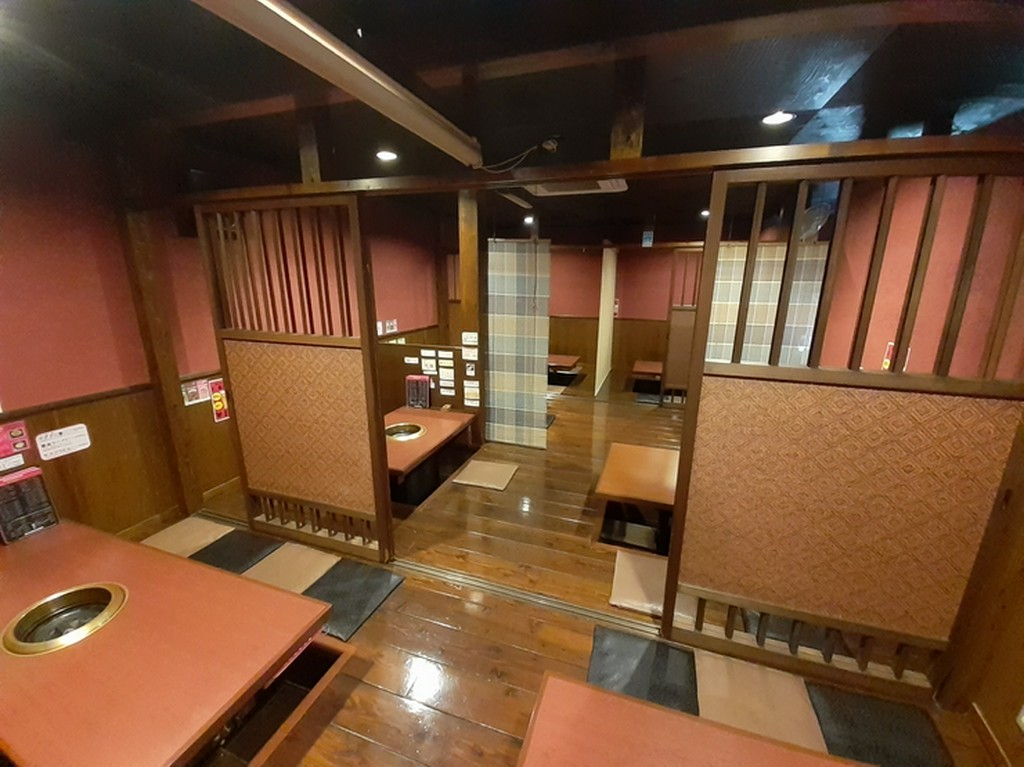 ゆったりくつろげる広々空間、全席掘り炬燵式。