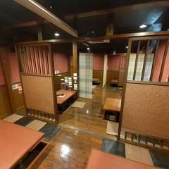 ゆったりくつろげる広々空間、全席掘り炬燵式。