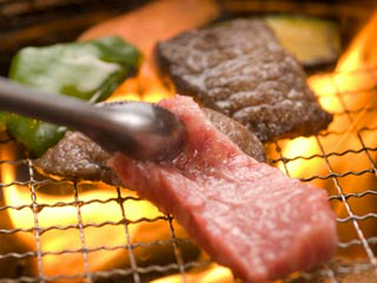 炭火焼きで楽しめる焼肉。