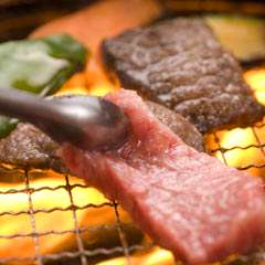 炭火焼きで楽しめる焼肉。