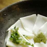 奈良の名産の『葛』を使った、弾力のあるお豆腐です。わさび醤油でお召し上がり下さい。