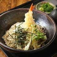 ぷりぷりの旨味たっぷりのえびの天ぷらと、からみのきいた大根おろしの相性はバツグンです。